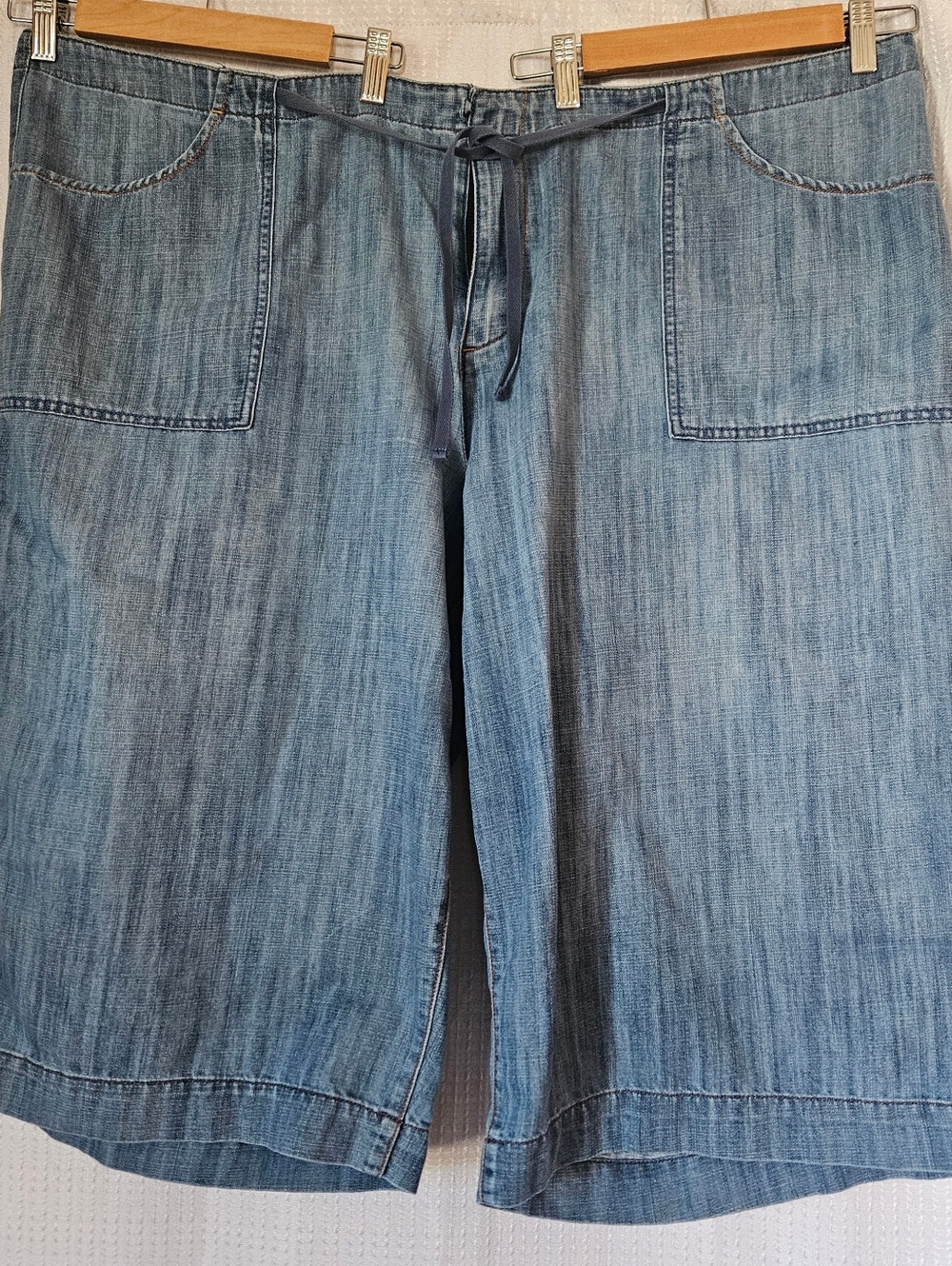 Venezia blue chambray capri pants Size 28